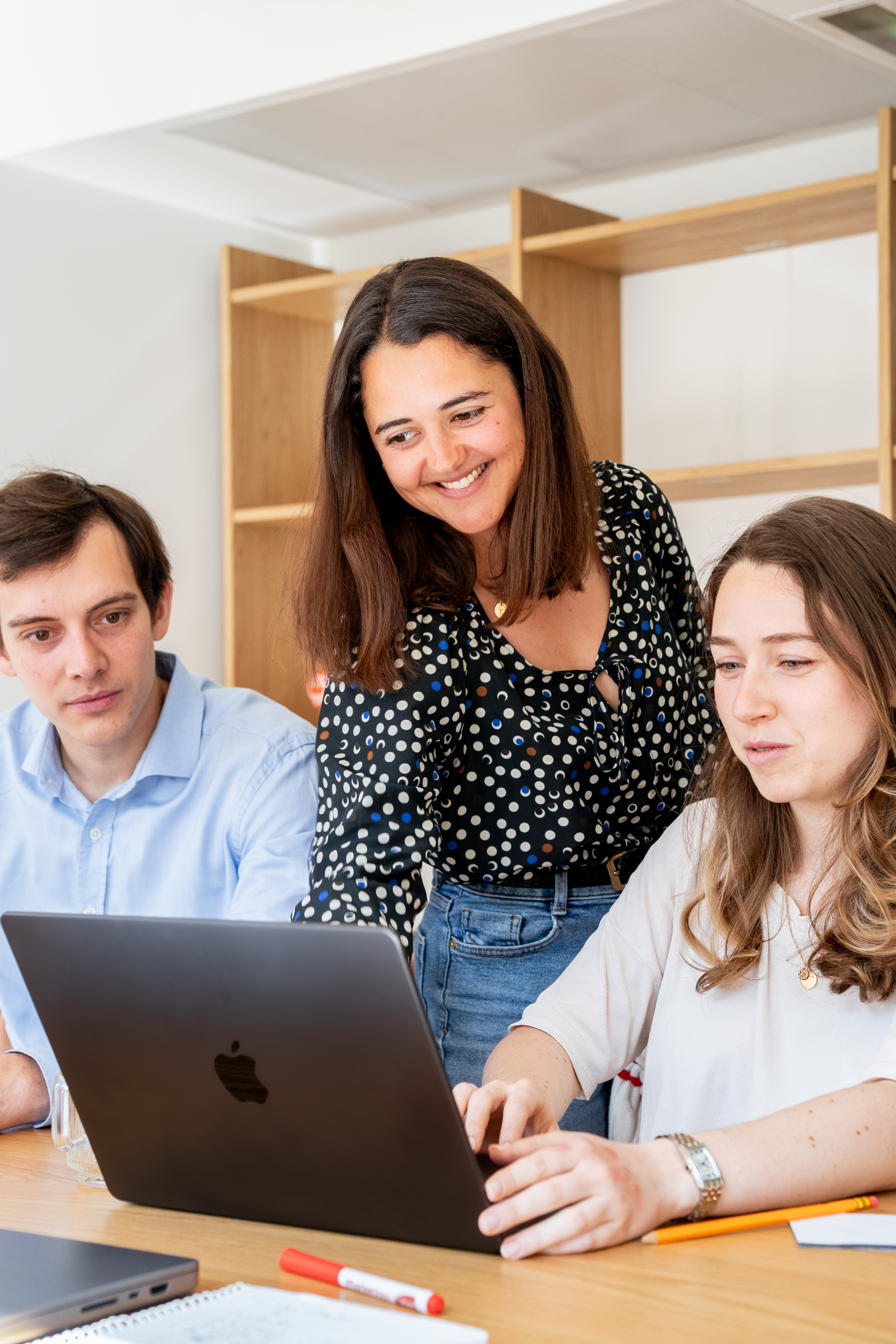 Drei Galadrimeurs vereint um einen Laptop