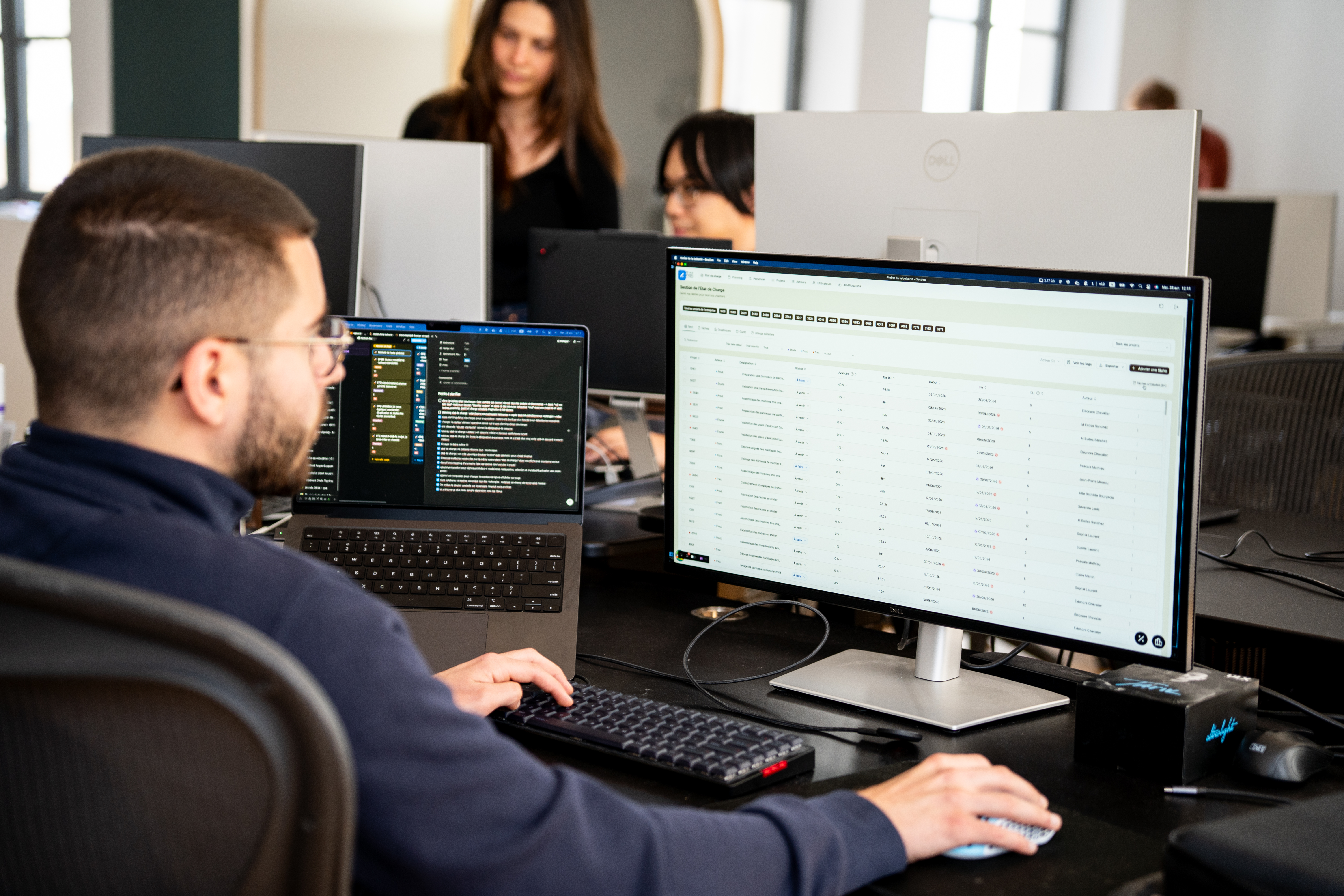 Uno sviluppatore Galadrim al lavoro su un software aziendale visualizzato a schermo intero