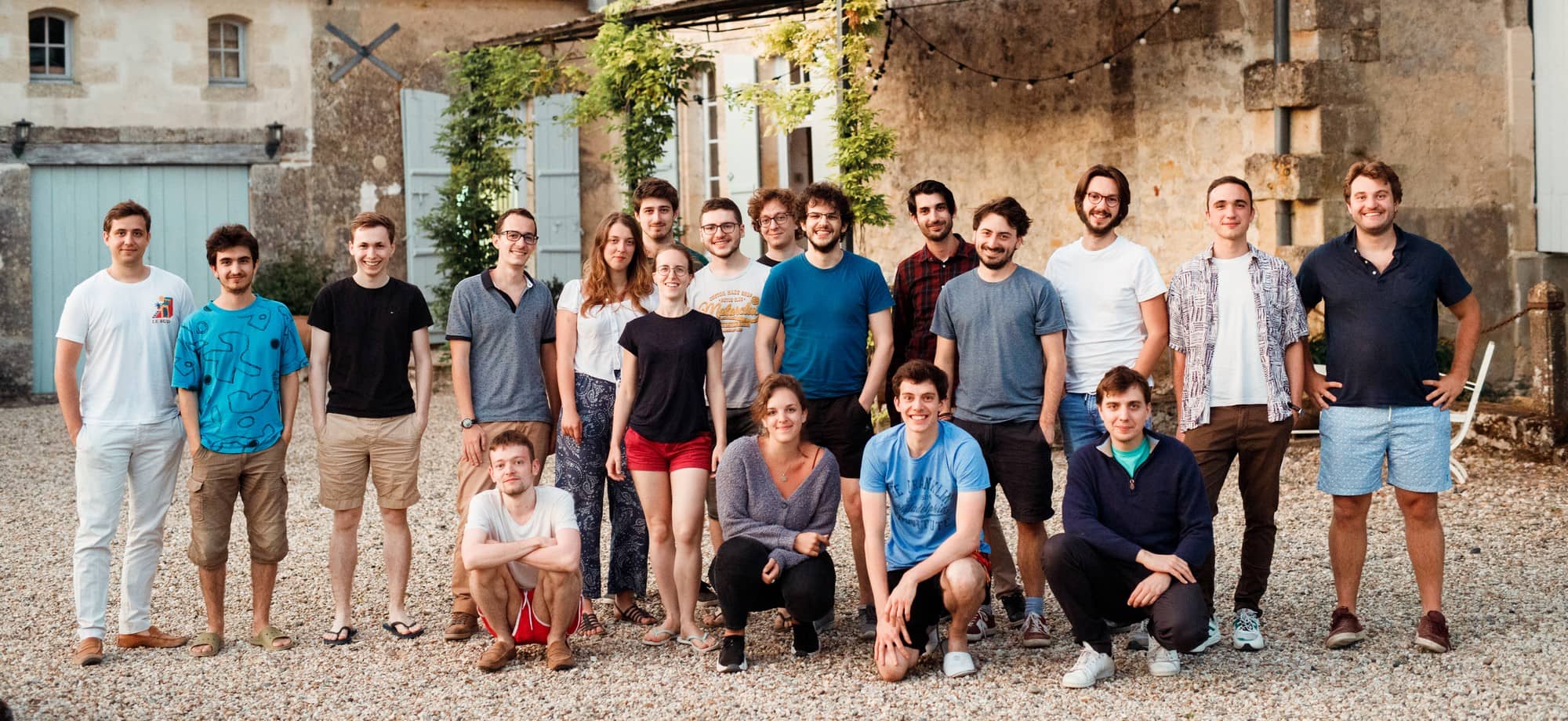Das Galadrim-Team versammelt im Hof eines Steingebäudes, während eines Seminars.